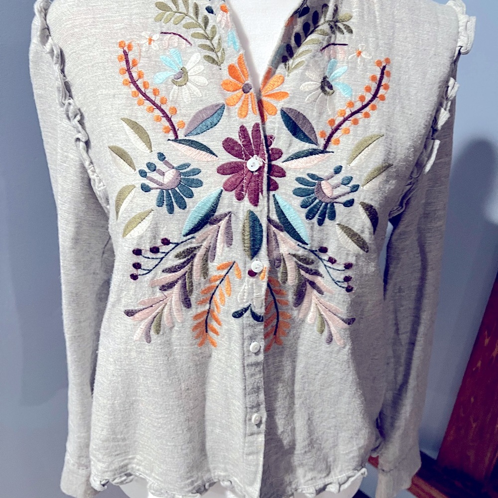 THML size small gray cotton button up top with lovely flowers